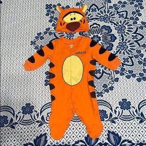 Disney Baby Newborn Tigger 2 piece footies hat pajama, Halloween costume set